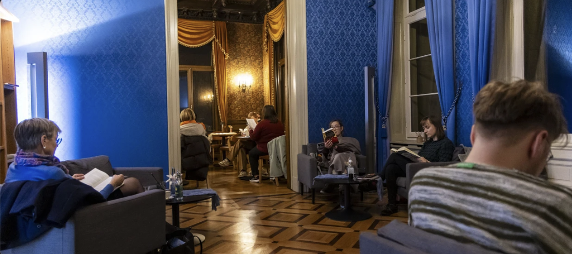  독일 독서 모임이 진행되고 있는 한 카페 내부 모습 