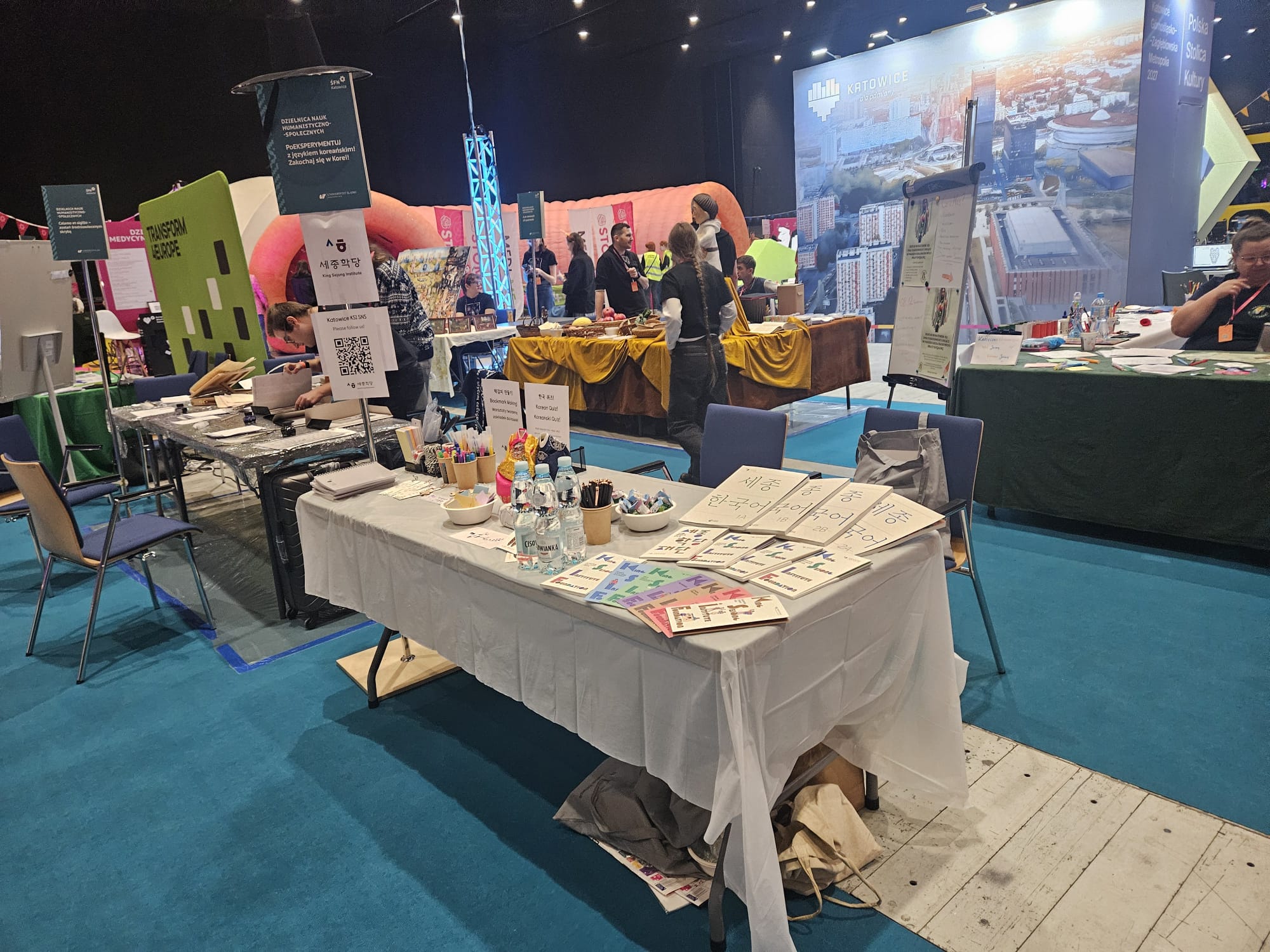 제9회 슬롱스크 과학 페스티벌에 참여한 한국 체험 부스 -