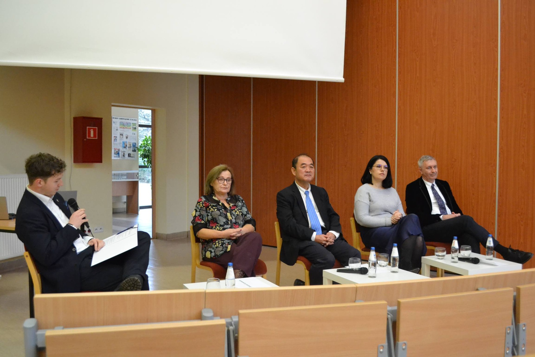 브로츠와프 대학교에서 열린 한국 전쟁 고아들의 폴란드 정착과 그 역사적 의미를 다룬 특별한 학술회