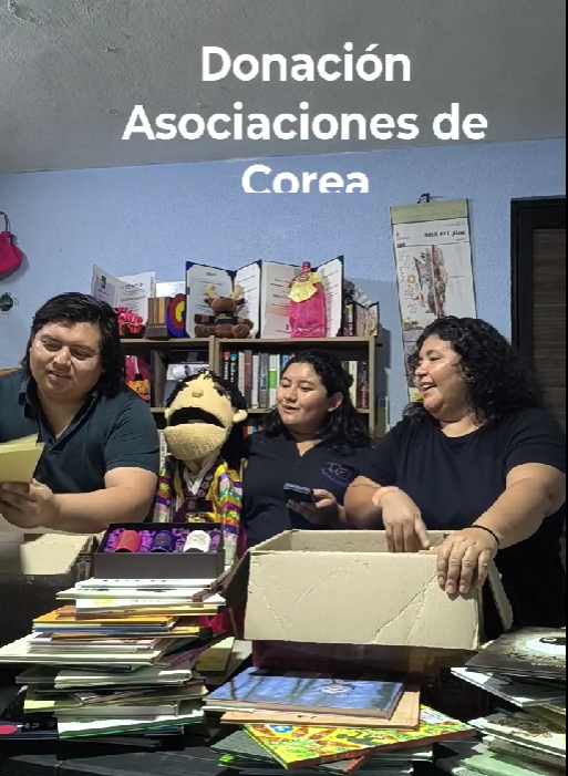 한국에서 온 책을 받고 좋아 하는 한인후손 청년회