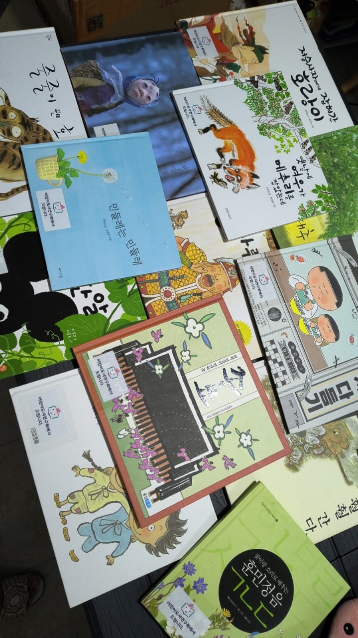 한국에서 온 책을 받고 좋아 하는 한인후손 청년회