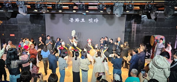 무대와 관객이 함께 만든 큰 마당 