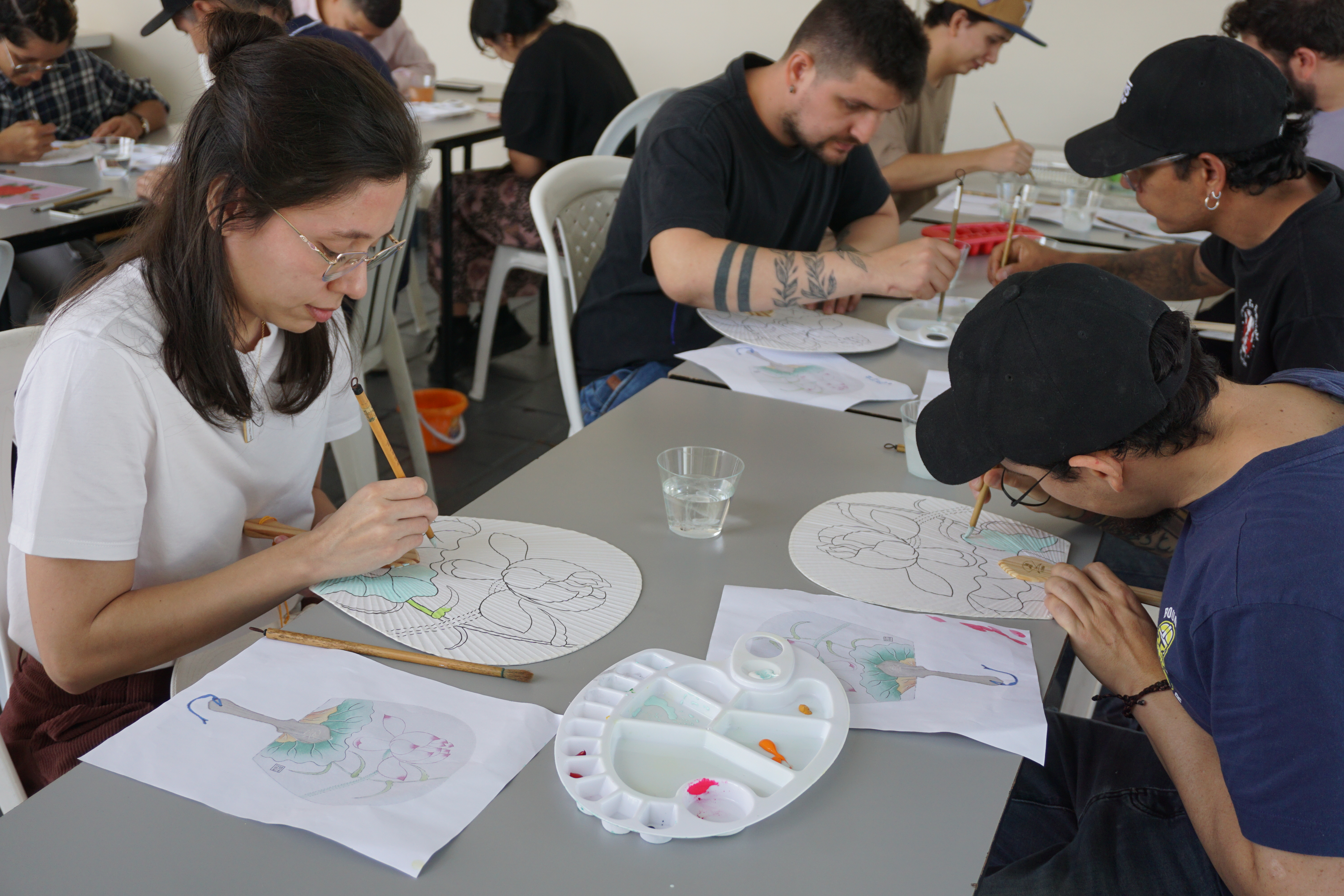 민화 워크숍에서 민화 그리기를 체험하는 사람들  