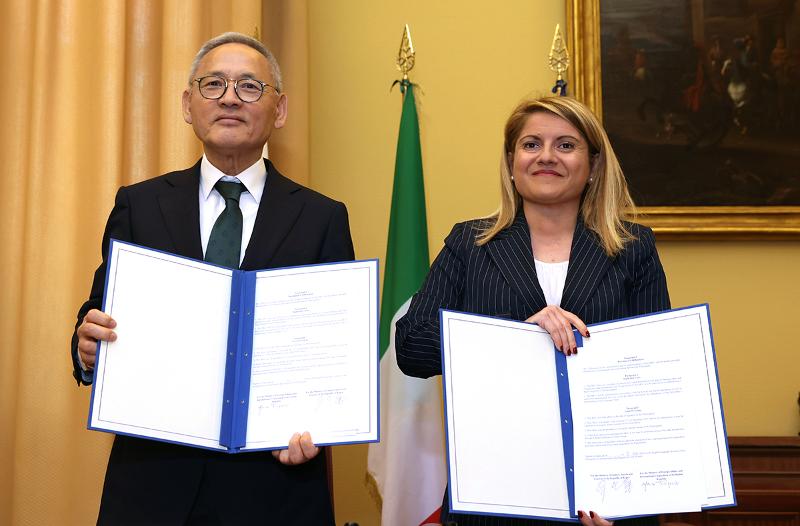 로마 공식 방문 중 유인촌 문화체육관광부 장관과 마리아 트리포디(Maria Tripodi) 이탈리아 외교·국제협력부 차관이 '2024–2025 한·이탈리아 문화 교류의 해'의 양해각서(MOU)에 서명하는 장면