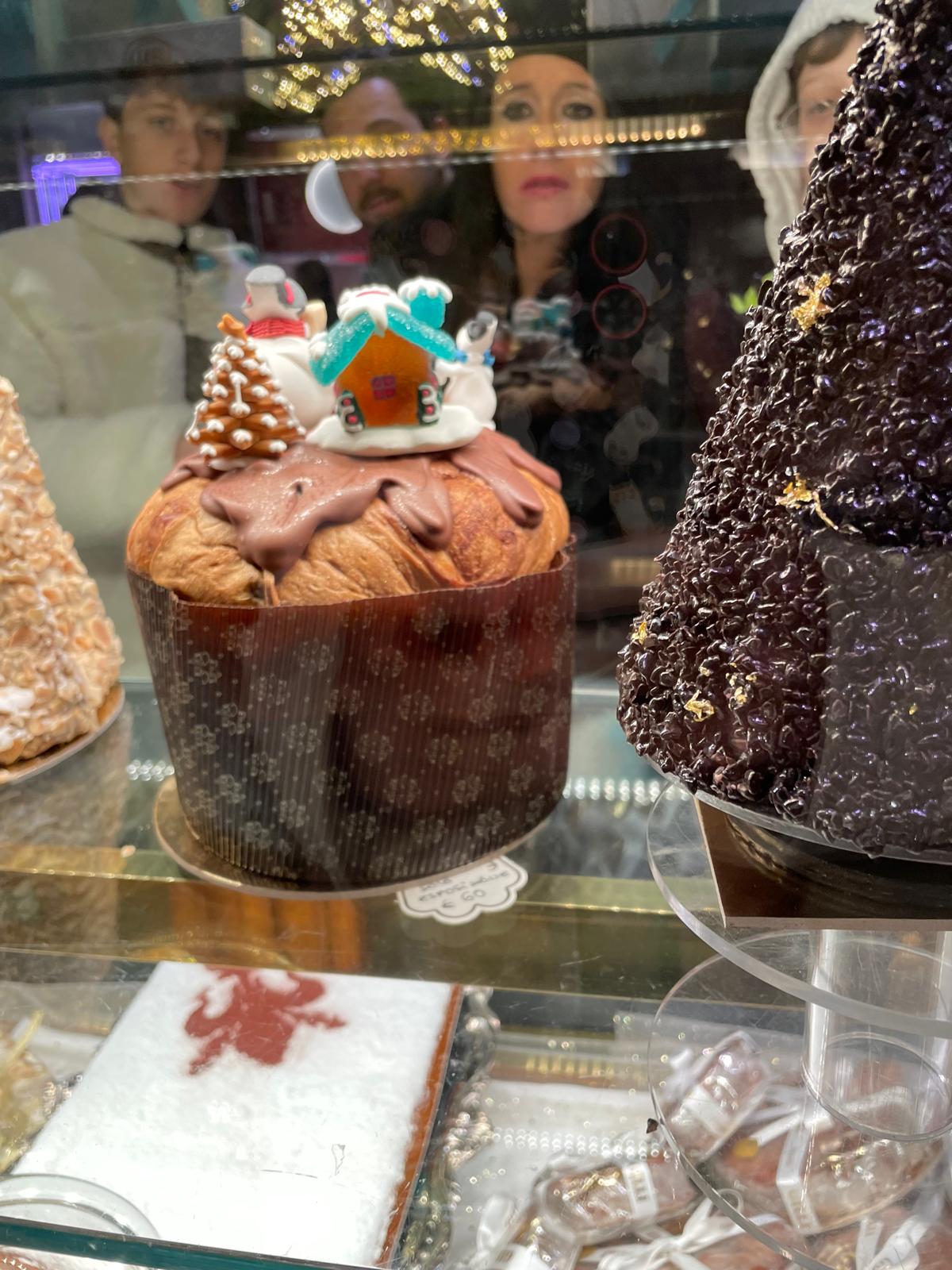 크리스마스 장식이 돋보이는 파네토네를 구경하는 사람들