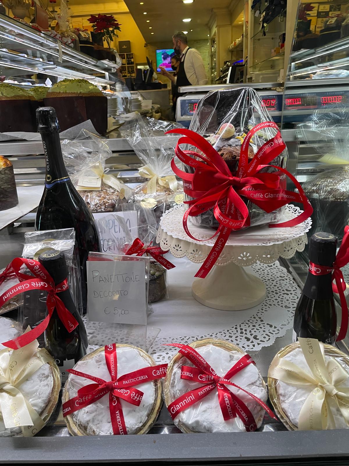크리스마스 시즌 이탈리아 전역의 카페, 마트, 바에서 진열된 파네토네