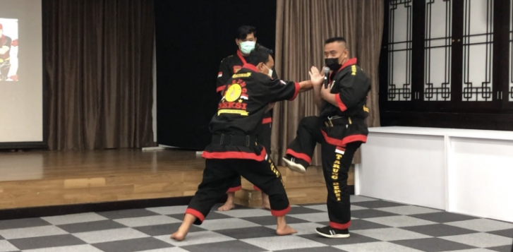 쁜짝 실랏을 시범하는 모습