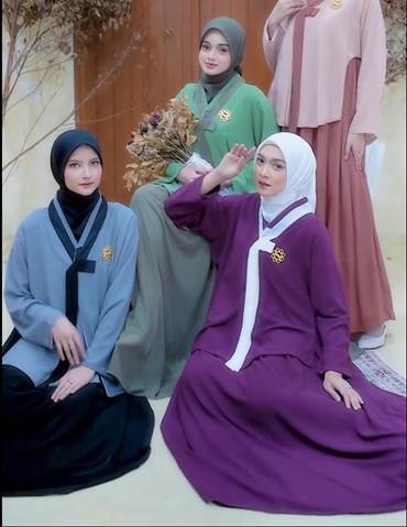 external_image 사람, 의류, 인간의 얼굴, 가운이(가) 표시된 사진 AI 생성 콘텐츠는 정확하지 않을 수 있습니다.