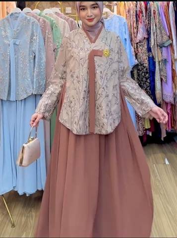 external_image 사람, 의류, 패션, 패턴(패션 디자인)이(가) 표시된 사진 AI 생성 콘텐츠는 정확하지 않을 수 있습니다.