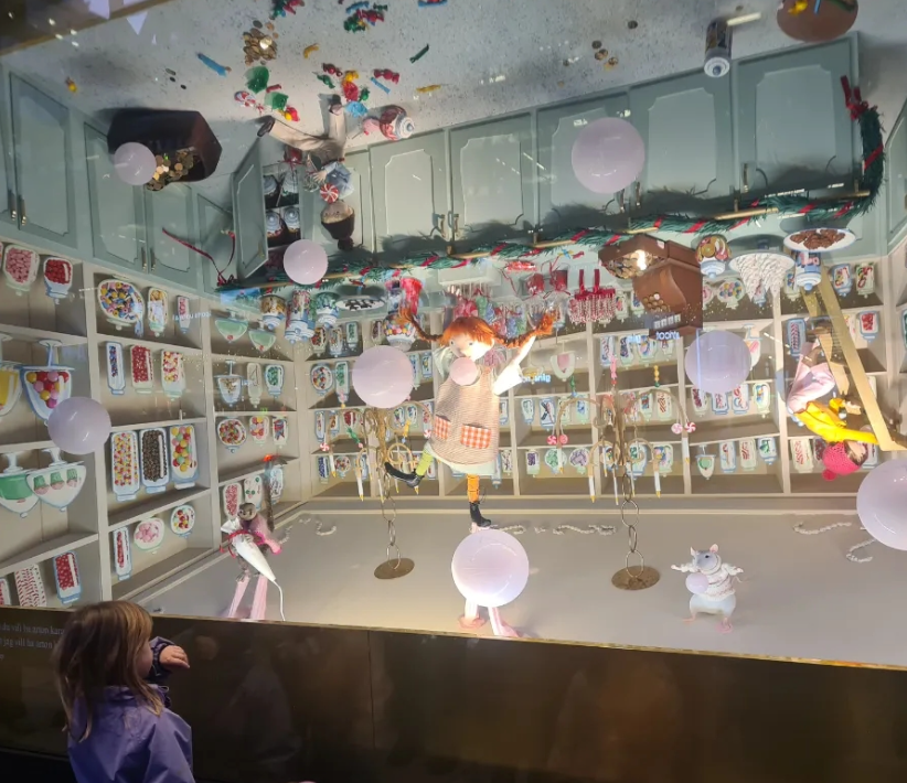 NK 백화점의 쇼윈도 속 삐삐 - 사진 