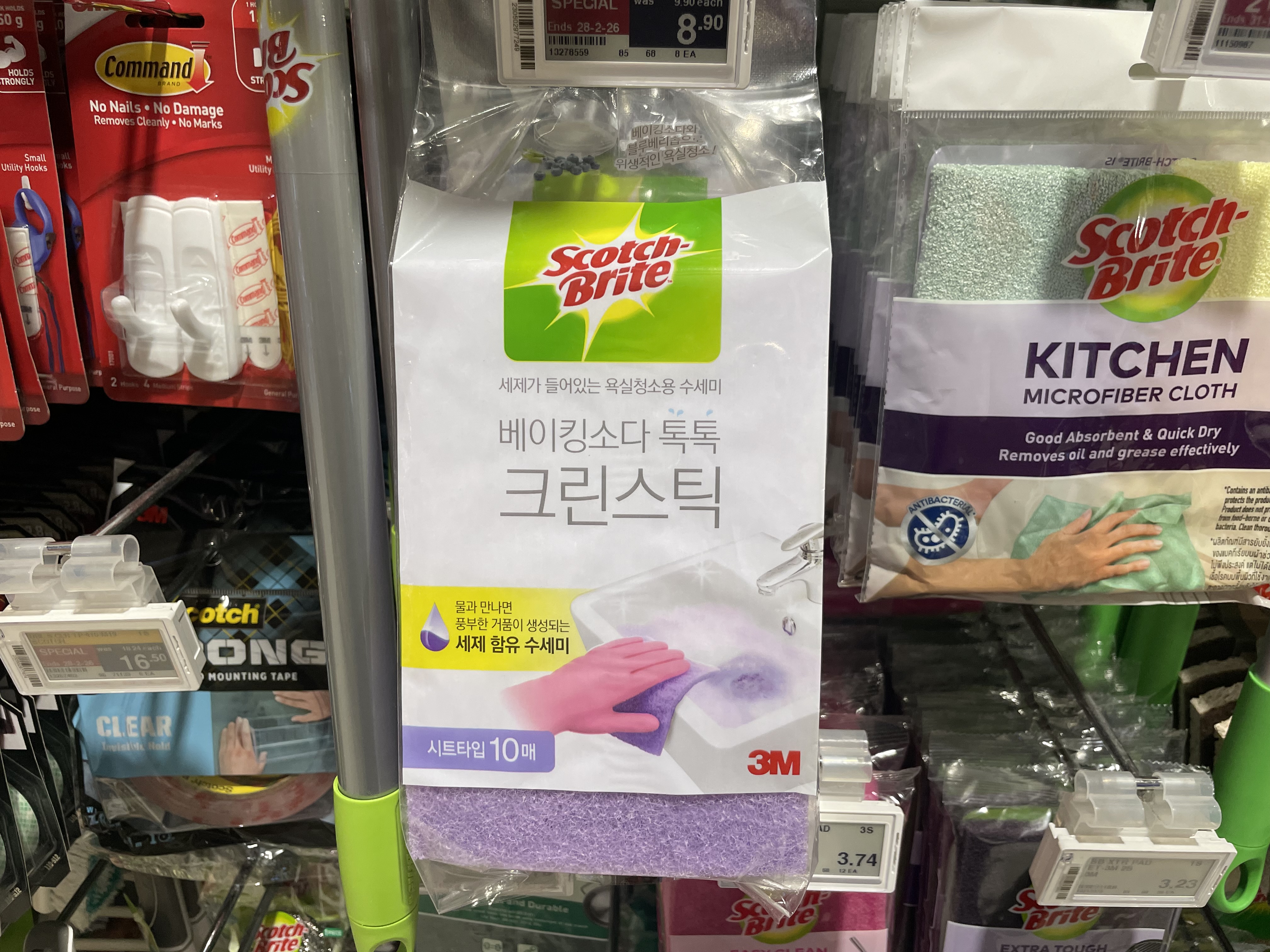 청소용품 사이에 자리 잡은, 한국에서도 판매되고 있는 한국산 제품