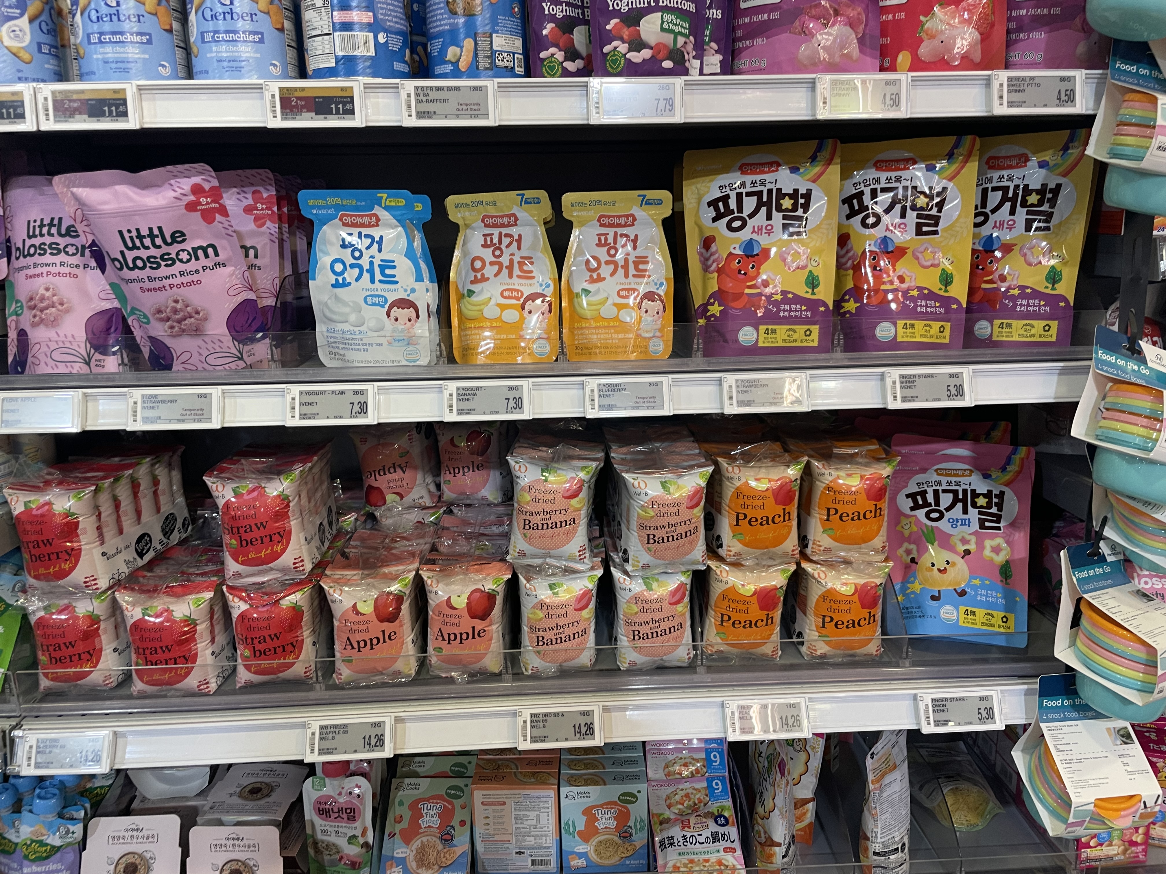 여러 제품들 사이에 자리잡은 한국 아기 간식 제품들