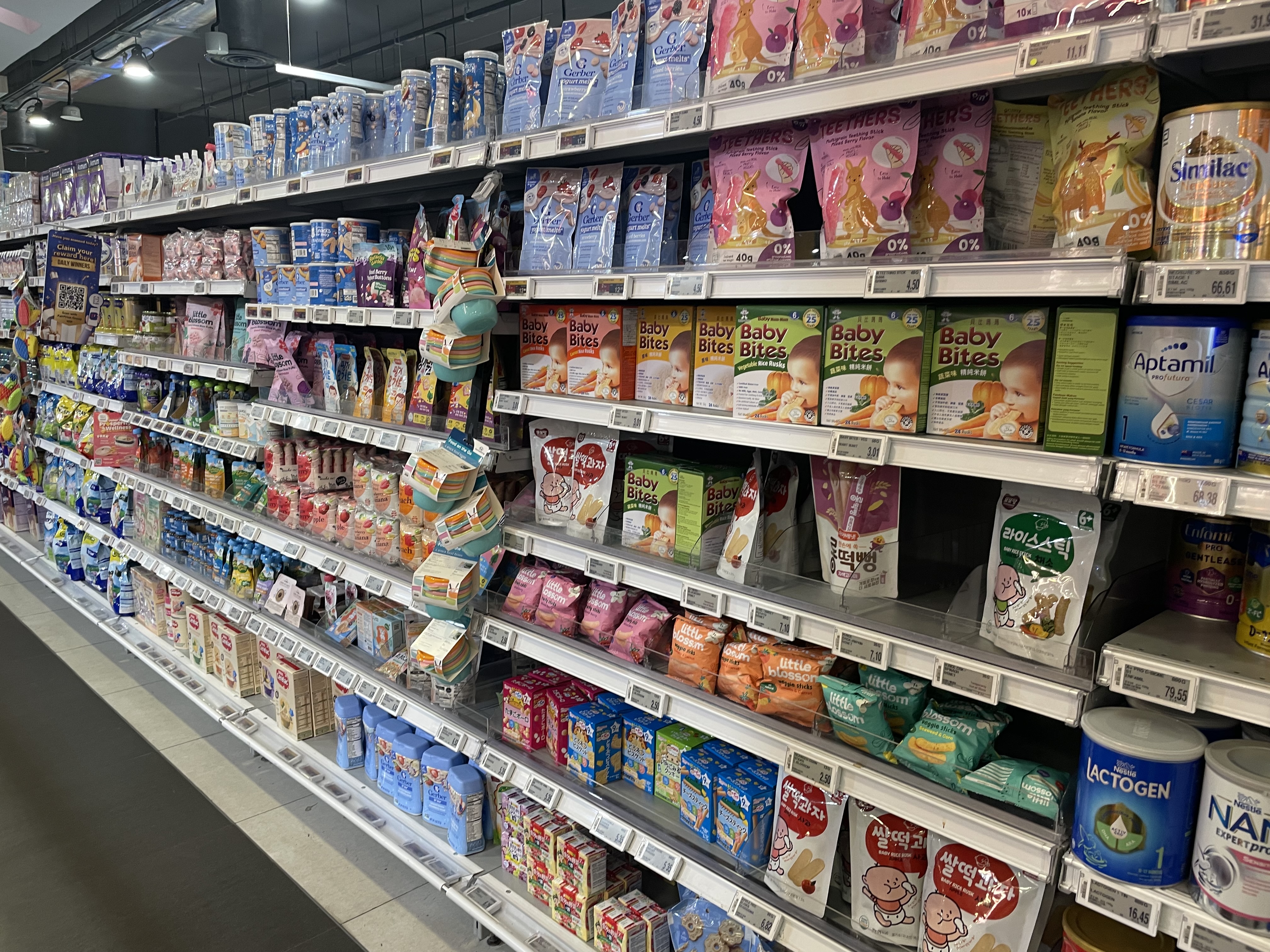 여러 제품들 사이에 위치한 한국산 아기 과자 