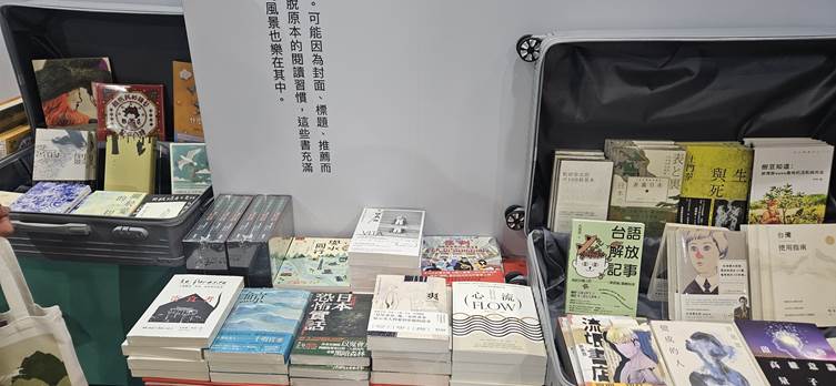 external_image 텍스트, 상자, 실내, 수집이(가) 표시된 사진 AI 생성 콘텐츠는 정확하지 않을 수 있습니다.