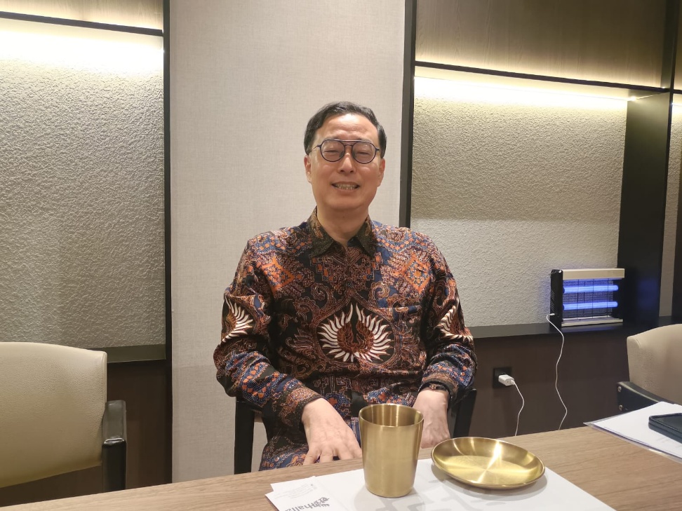 external_image 실내, 사람, 벽, 인간의 얼굴이(가) 표시된 사진 AI 생성 콘텐츠는 정확하지 않을 수 있습니다