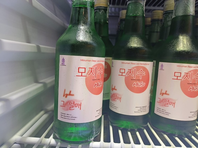 external_image 텍스트, 병, 유리병, 음료이(가) 표시된 사진 AI 생성 콘텐츠는 정확하지 않을 수 있습니다