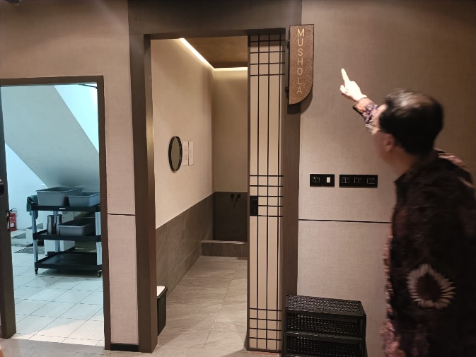 external_image 문, 의류, 실내, 사람이(가) 표시된 사진 AI 생성 콘텐츠는 정확하지 않을 수 있습니다