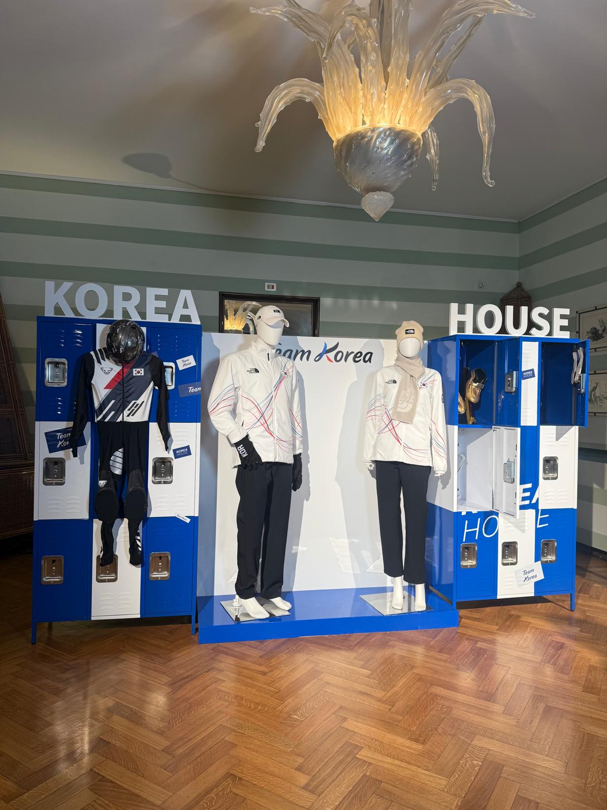 한국 선수단 유니폼 전시 부스 