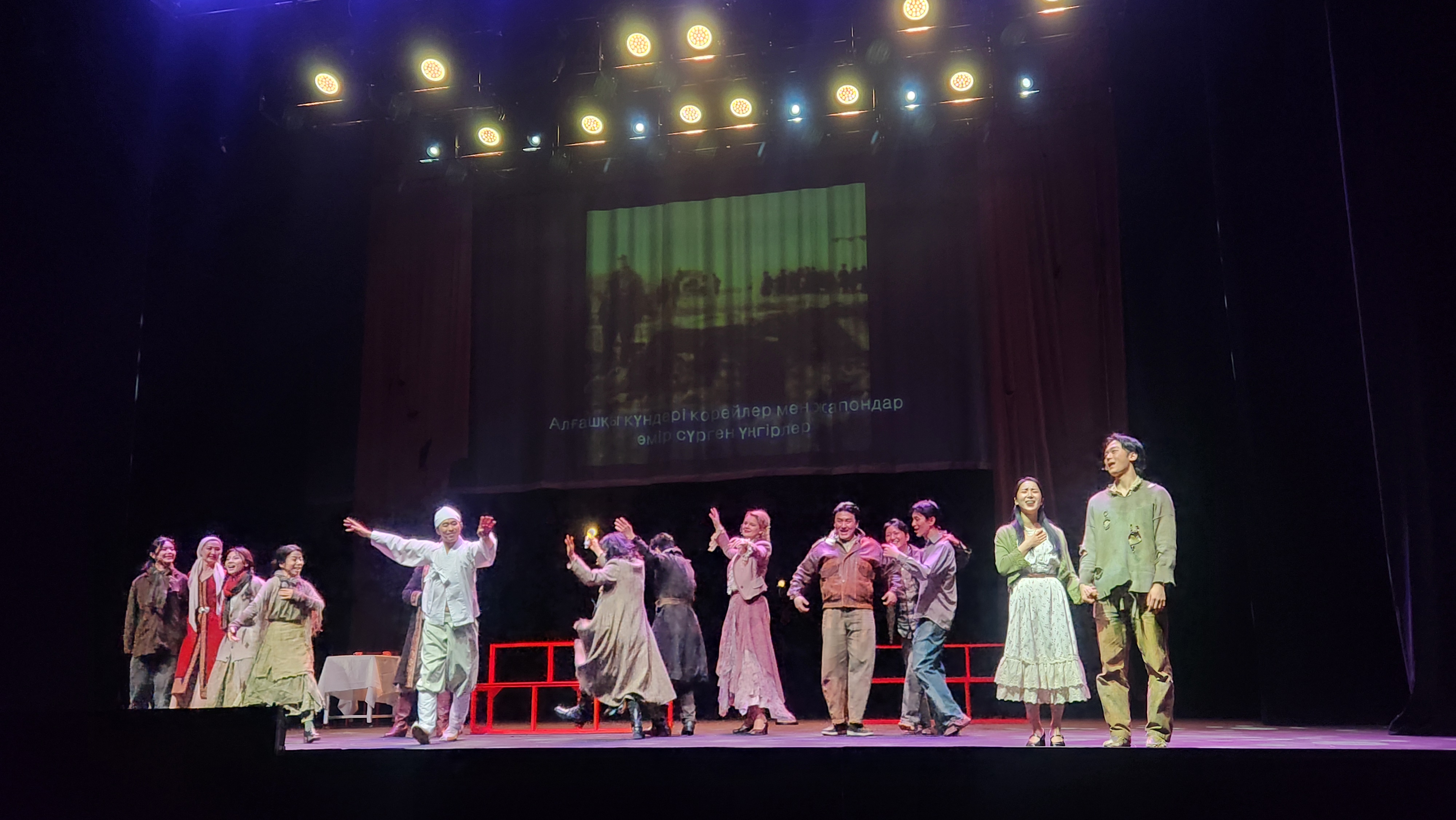 연극 '파리의 두 여인' 상연 현장5