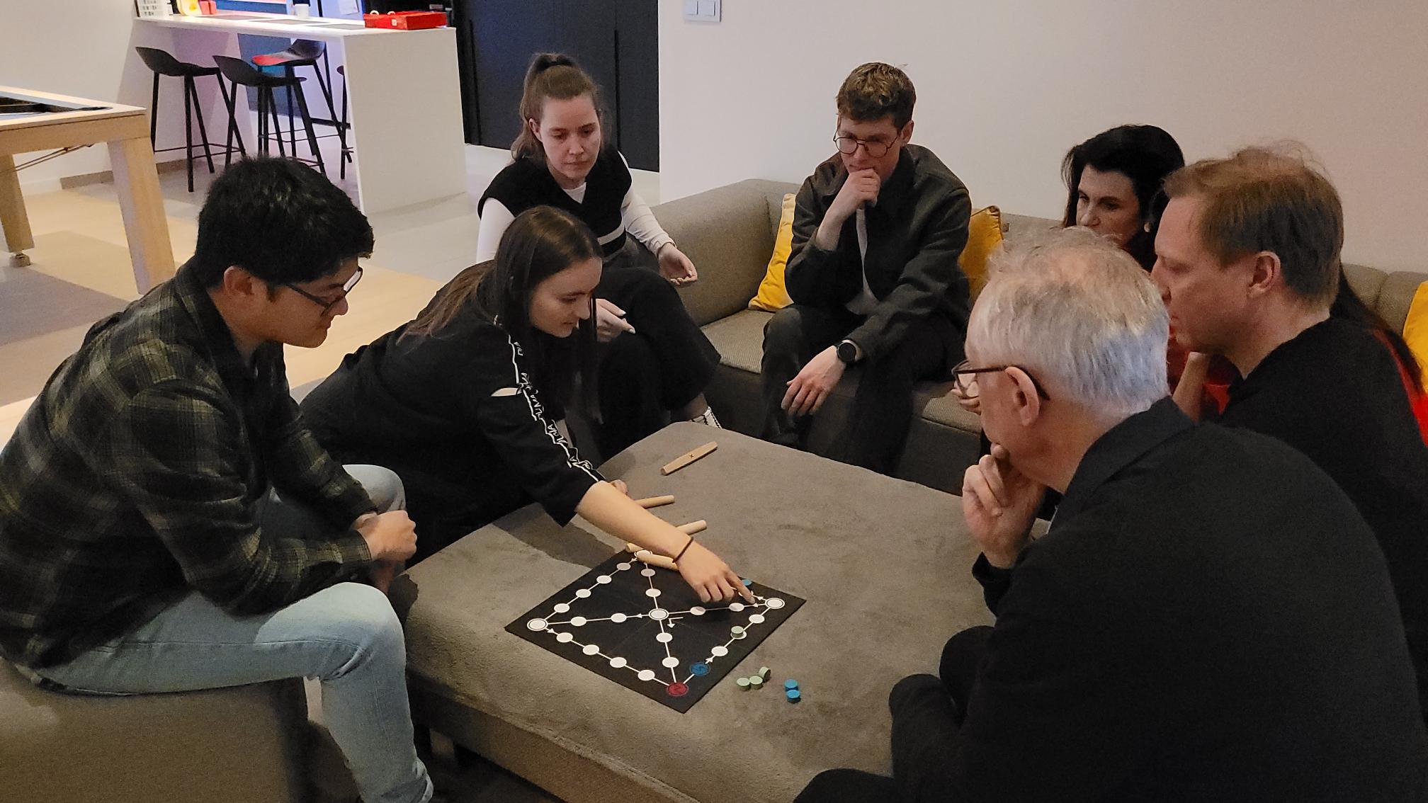 윷놀이를 하는 벨기에 사람들