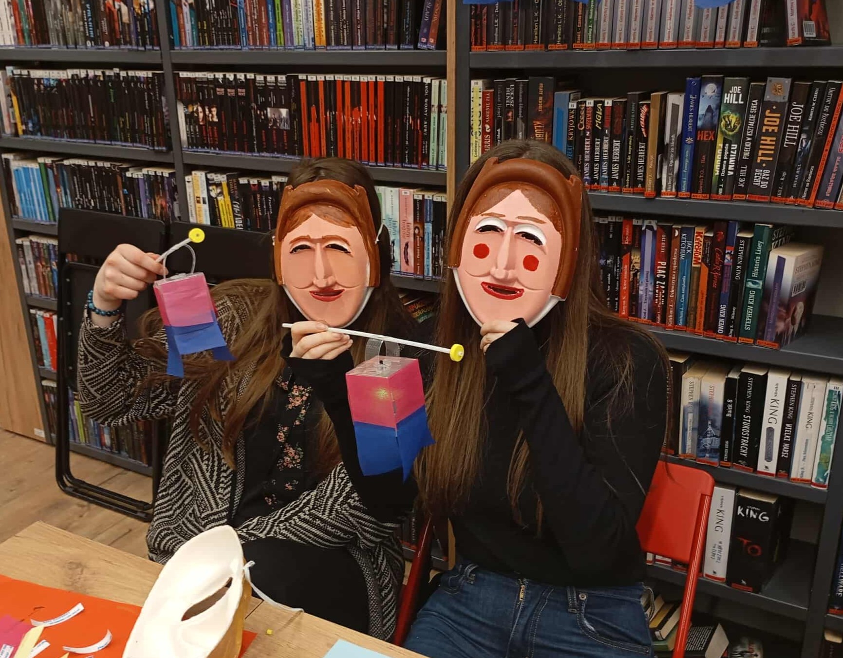 설날 체험 프로그램으로 전통 탈 채색과 청사초롱 만들기를 하는 모습