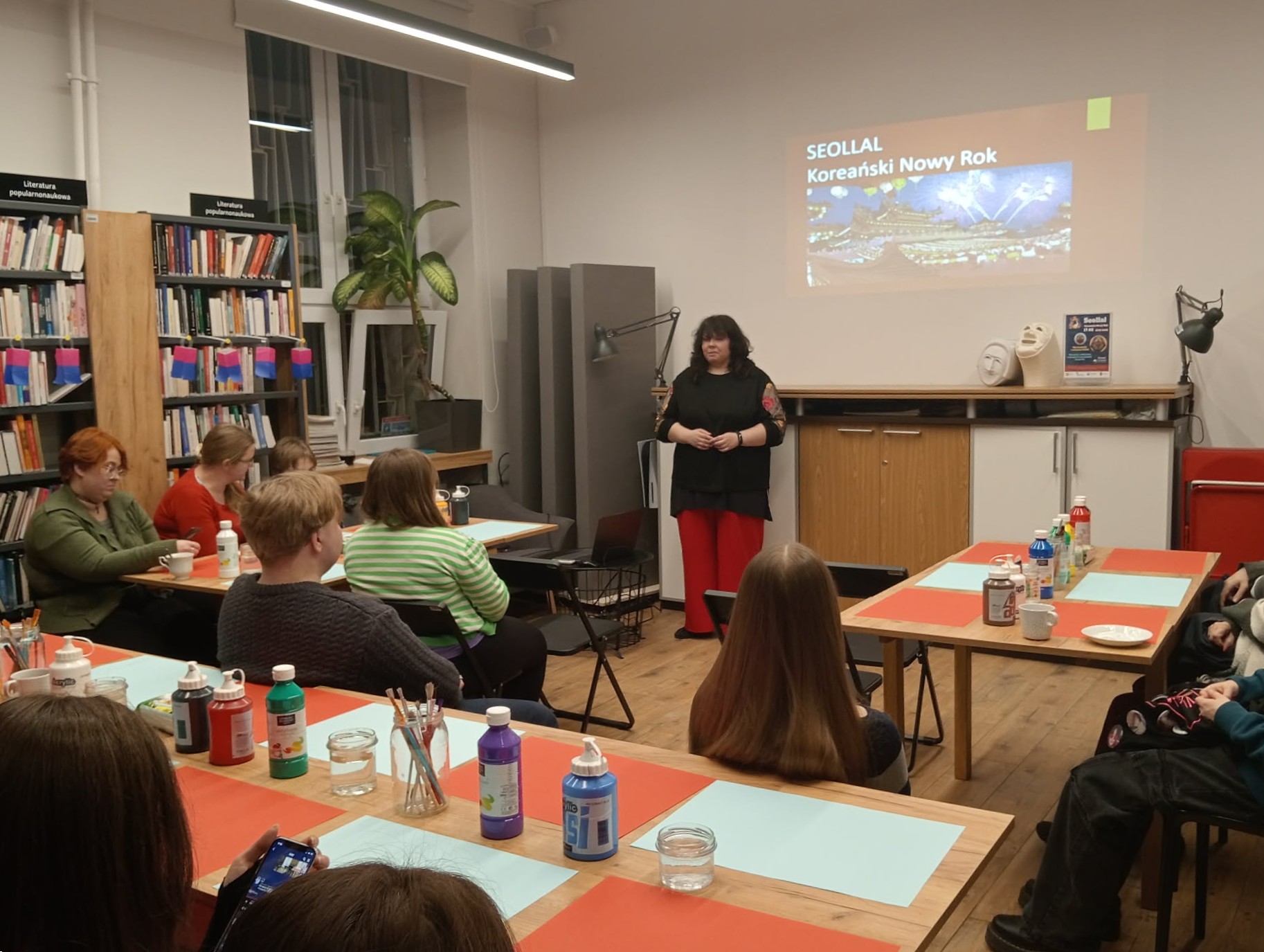 external_image 설날 체험 프로그램으로 전통 탈 채색과 청사초롱 만들기를 하는 모습