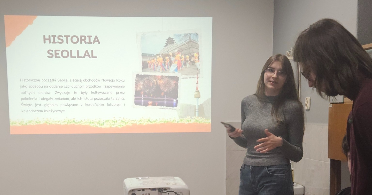 external_image 손으로 꽃피우는 한글’라는 제목 아래 진행된 캘리그래피 수업을 진행하는 모습