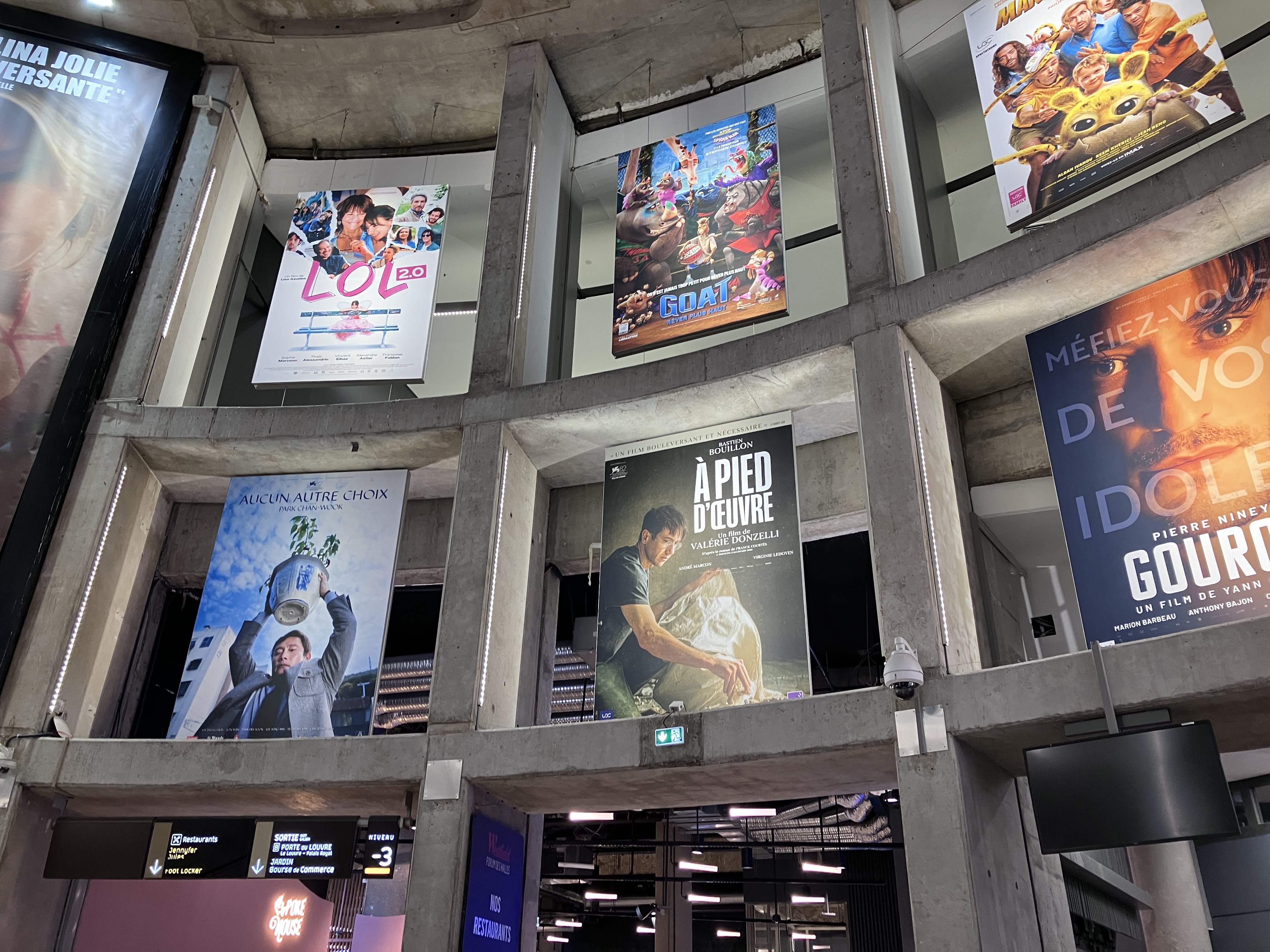 샤뜰레에 위치한 UGC 영화관 내 현재 상영작 포스터