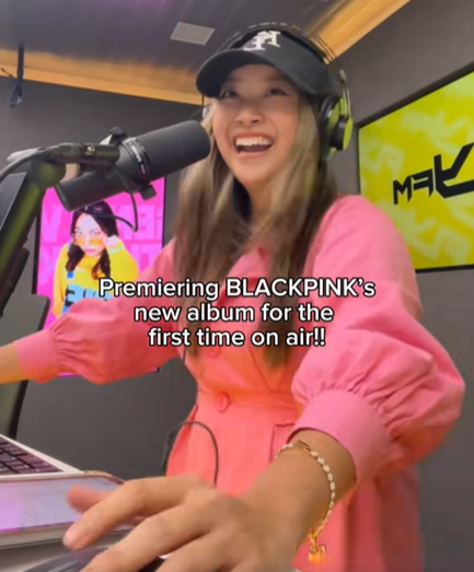 블랙핑크의 새 앨범을 송출하는 ‘플라이 에프엠 말레이시아(Fly FM Malaysia)’ 라디오 진행자