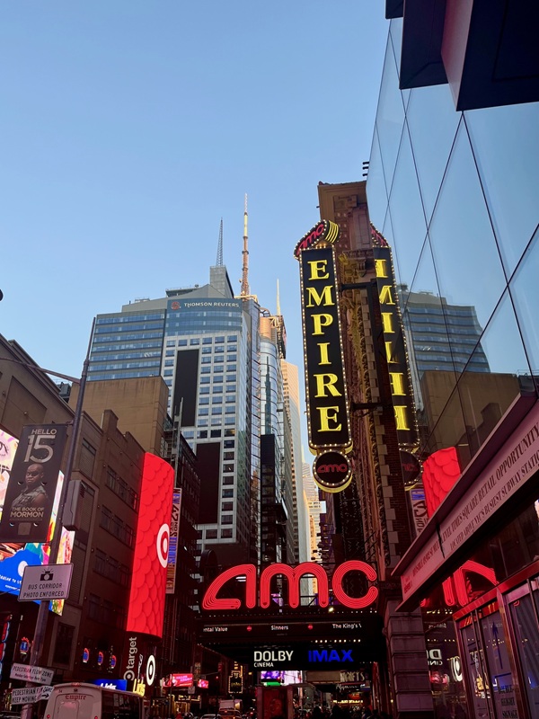 왕과 사는 남자'가 상영중인 맨하튼 타임스퀘어 42번가에 위치한 AMC 극장