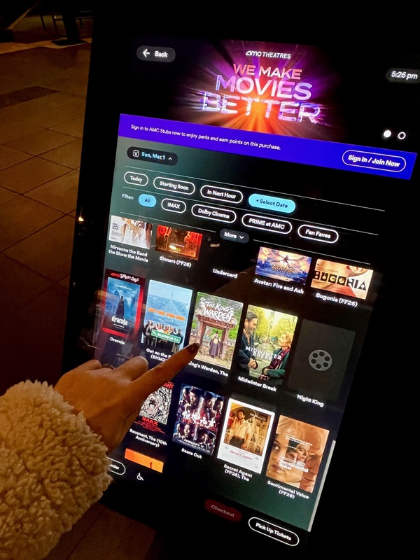 맨하튼 타임스퀘어 42번가에 위치한 AMC 극장 티켓 발권기에서 관람객이 '왕과 사는 남자' 티켓을 구매하고 있다