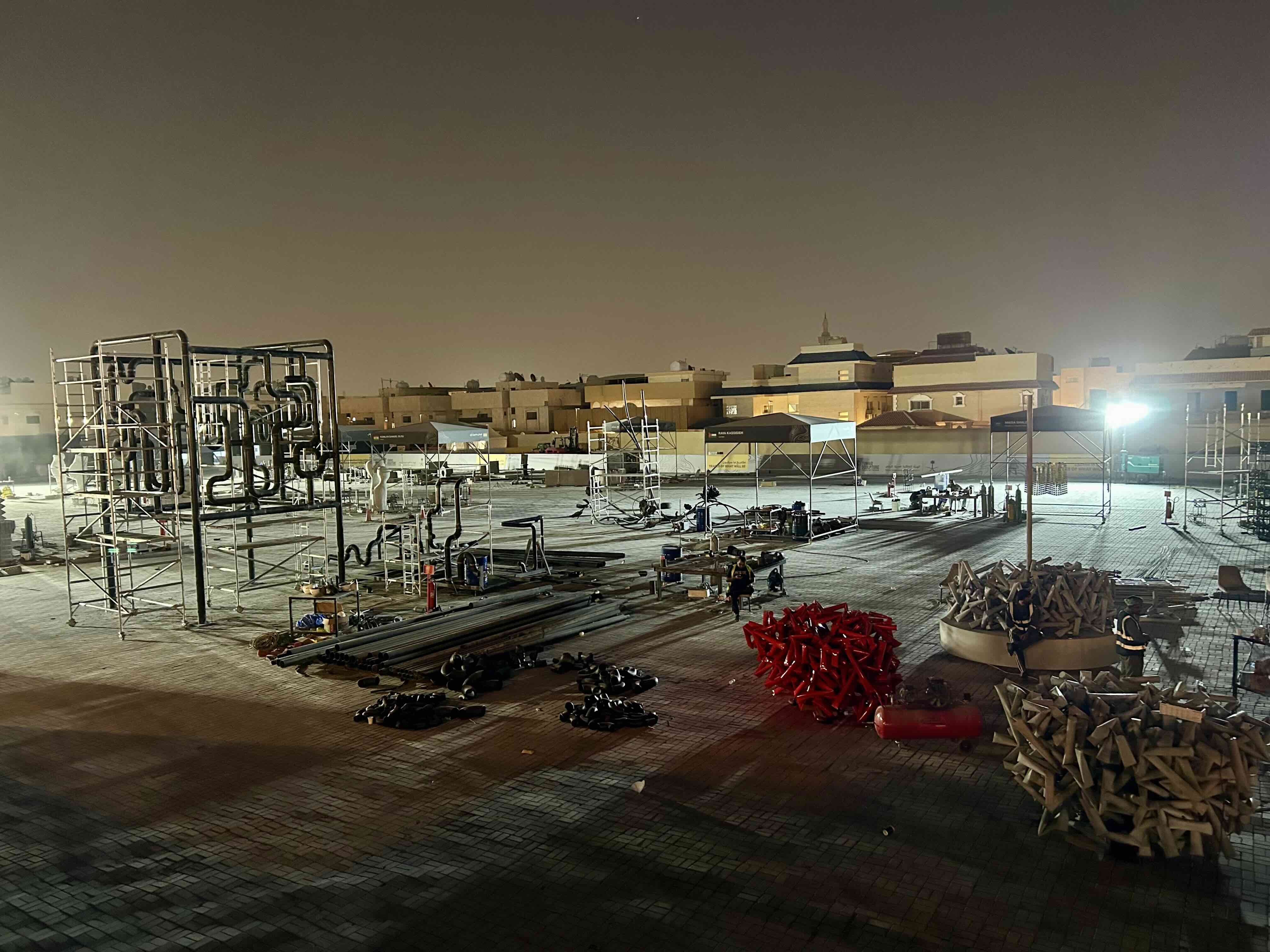  완성 전 야외 전시장 풍경