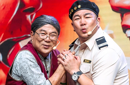 인간의 얼굴, 의류, 사람, 미소이(가) 표시된 사진  AI 생성 콘텐츠는 정확하지 않을 수 있습니다.