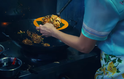 산디와라’에서 차퀘이티아오를 요리하는 양자경 배우