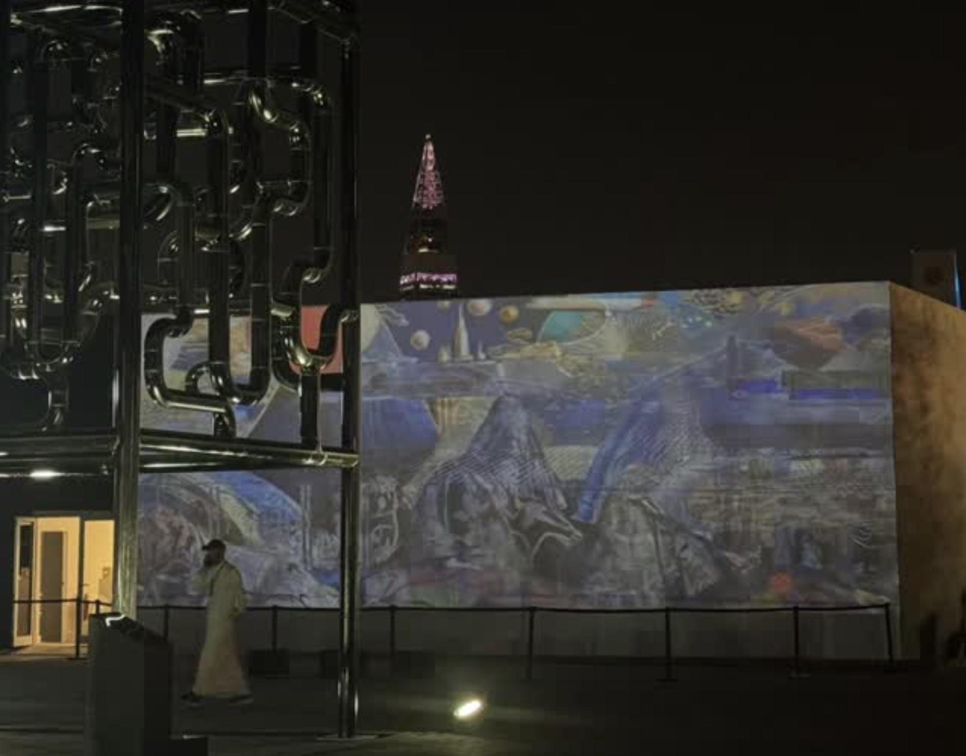 야외 전시장에 투사된 티안 작가의 미디어아트 작품