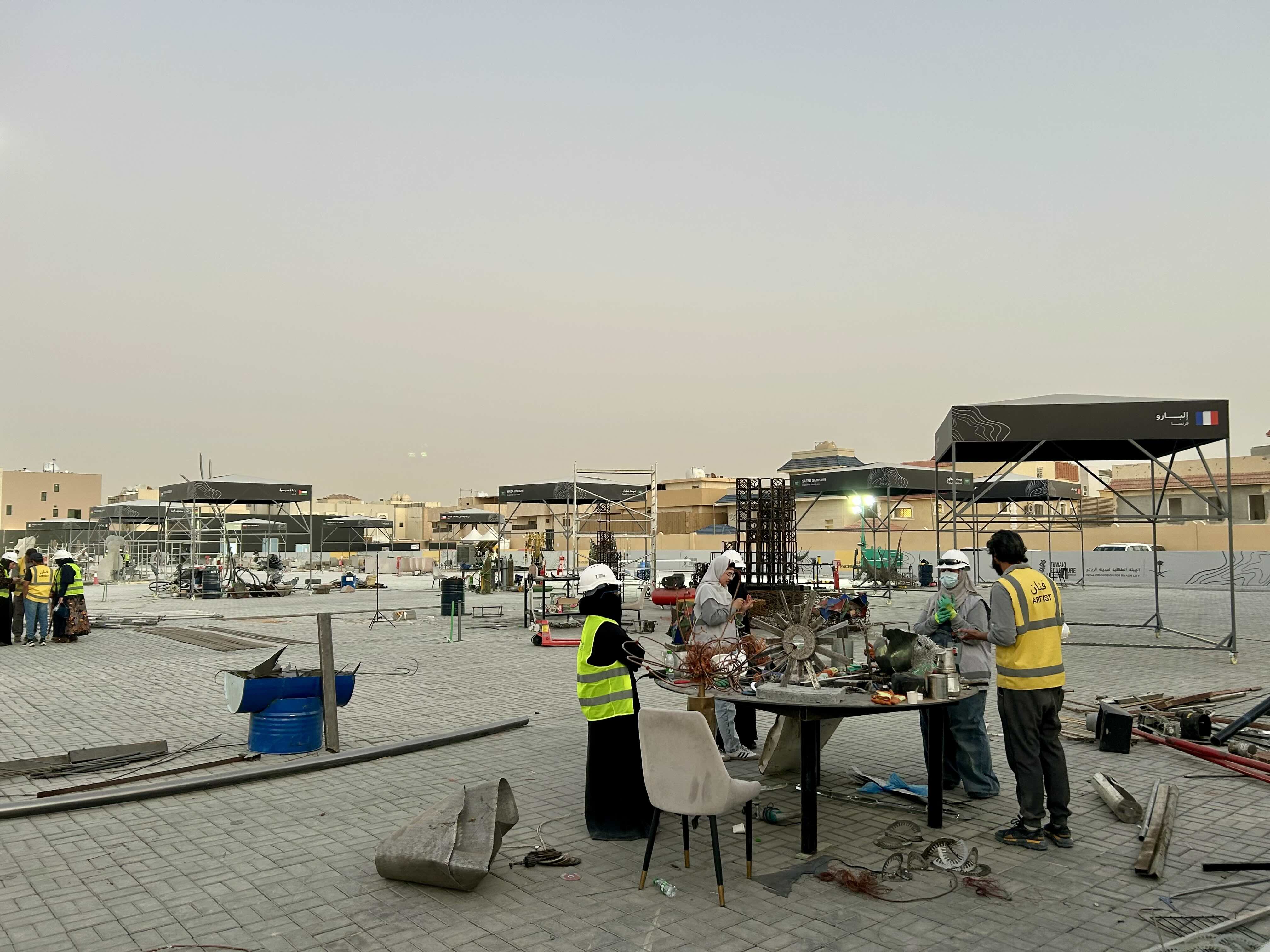 야외 전시장에서 작업중인 작가들 