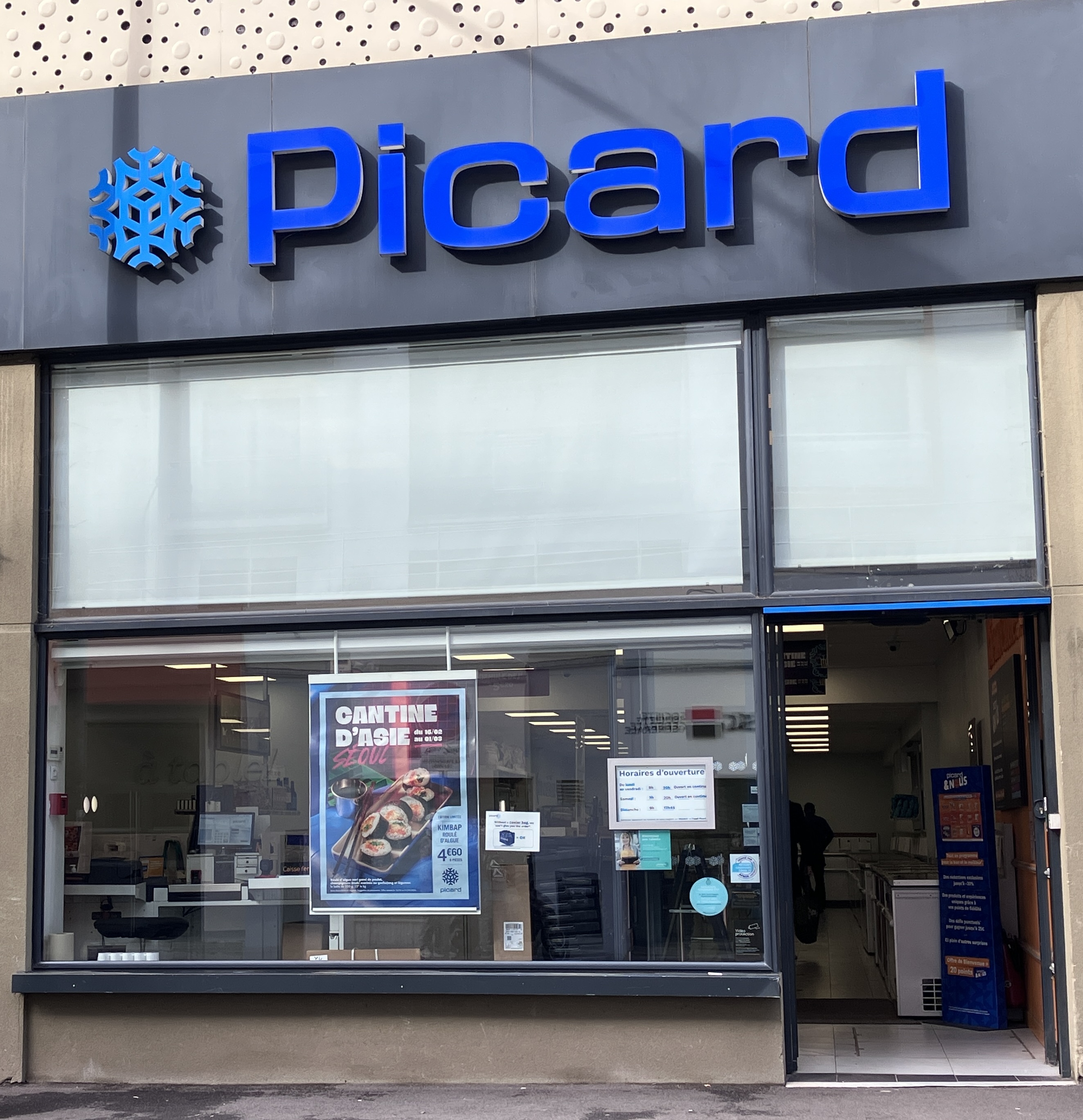 프랑스 냉동식품 전문 매장 피카에서 홍보중인 김밥