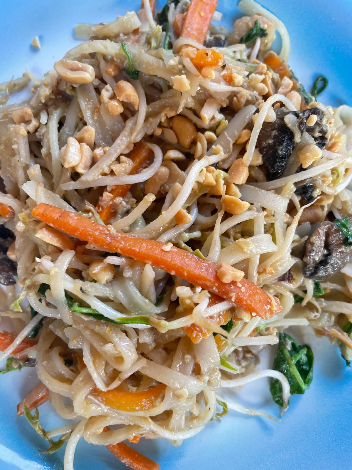 일식을 표방한 중식 자본의 저가 스시 뷔페 레스토랑이 스시와 팟타이, 볶음밥 등 다양한 아시아 퓨전 메뉴를 제공하고 있는 모습