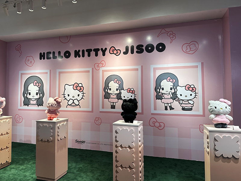 태국 방콕의 센트럴 칫롬(Central Chidlom) 쇼핑몰에서 진행된 '헬로키티 x 지수(Hello Kitty × Jisoo)' 팝업 현장