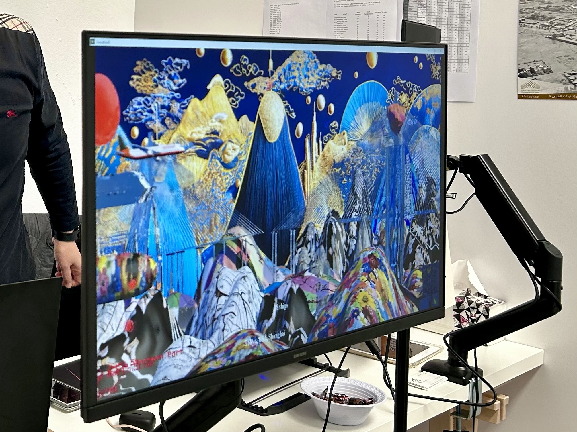 조각 전시에서 건물 외벽에 상영된 작품 영상을 모니터로 재생한 모습