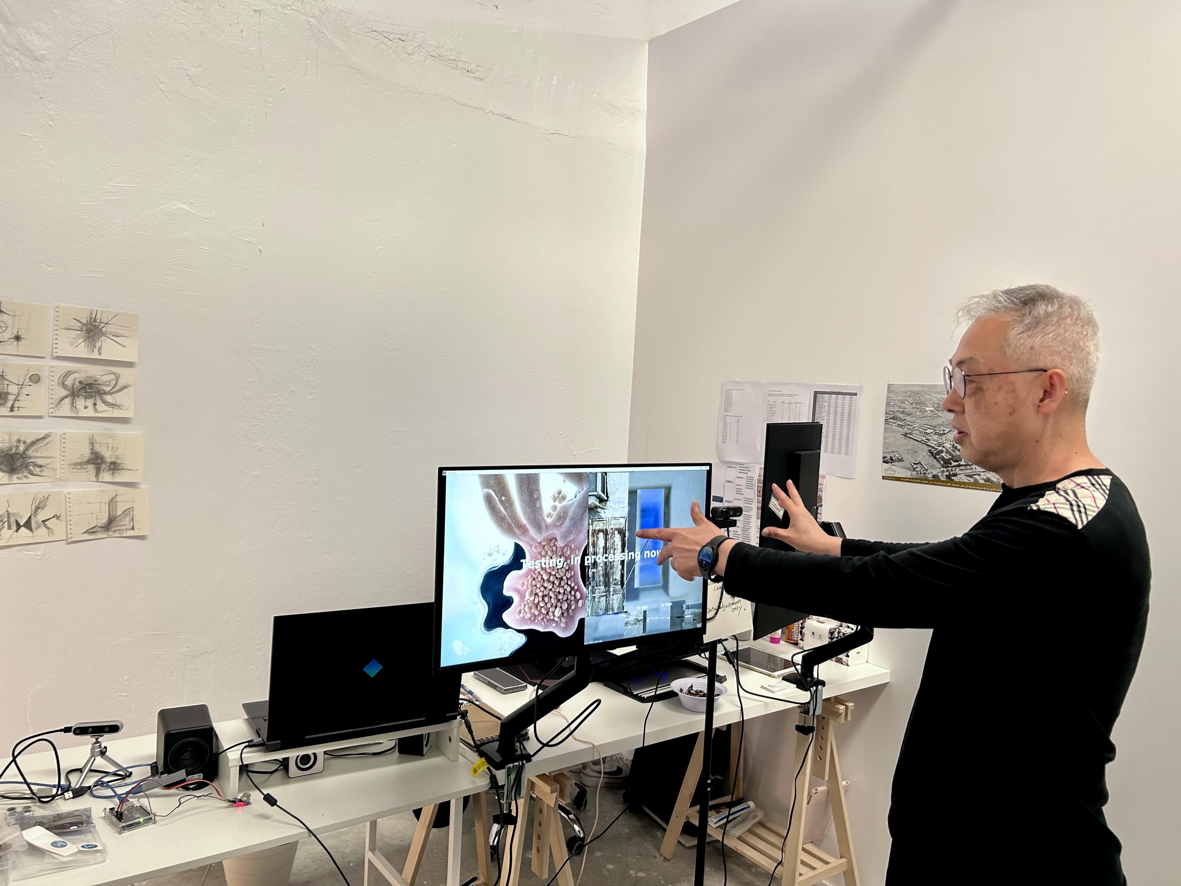 작품을 설명하는 티안 작가 -