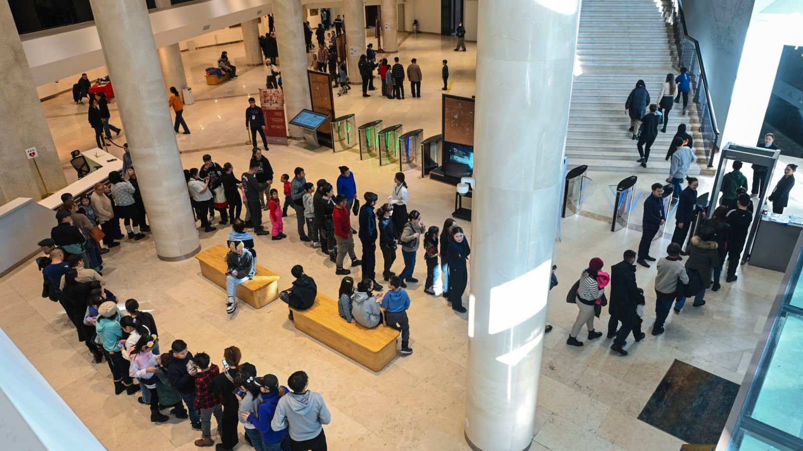 긴 줄이 박물관 안쪽부터 건물 밖까지 양 500m 정도 계속되고 있는 장면