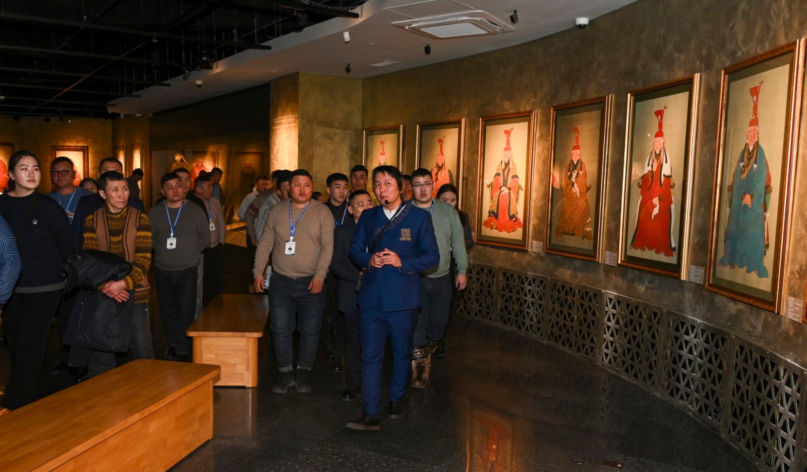 해설사의 설명을 들으면서 열심히 관람하는 시민들