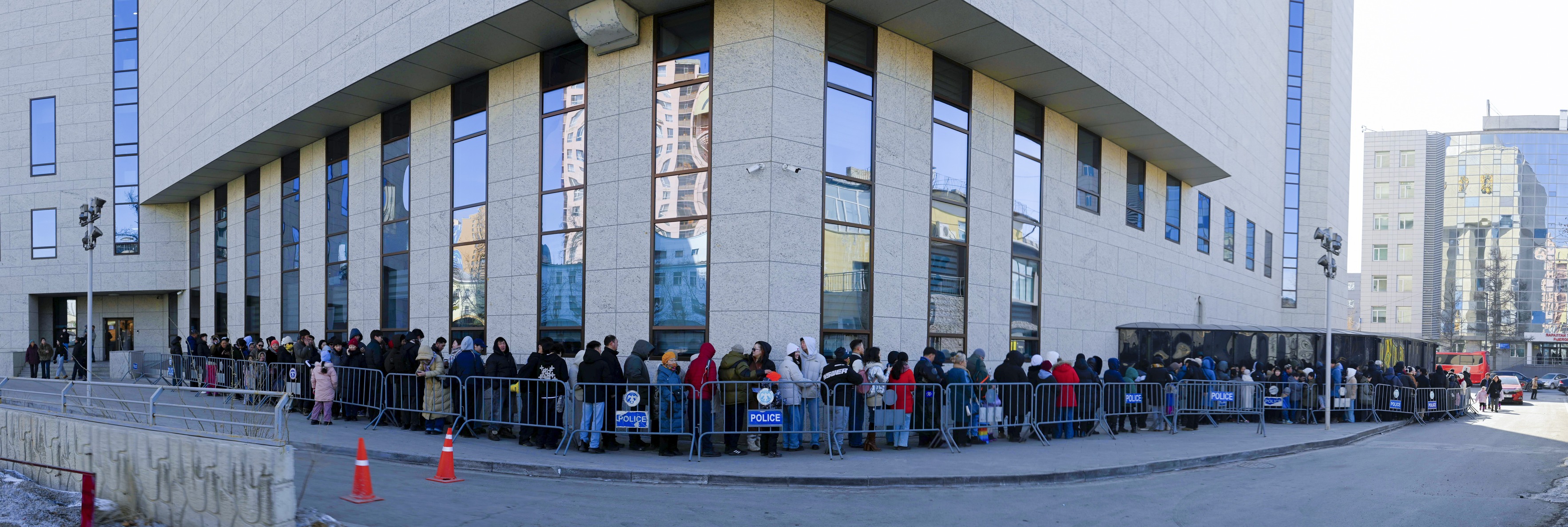 칭기스칸 박물관 밖에 긴 줄을 서서 입장을 기다리는 시민들