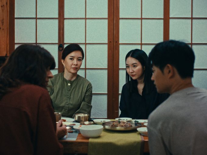 영화의 한 장면, 입양인은 신해섭 감독, 양어머니역의 랄레 야배스 배우, 친어머니 역의 신은정 배우와 극중 통역사역을 맡은 안미나 배우