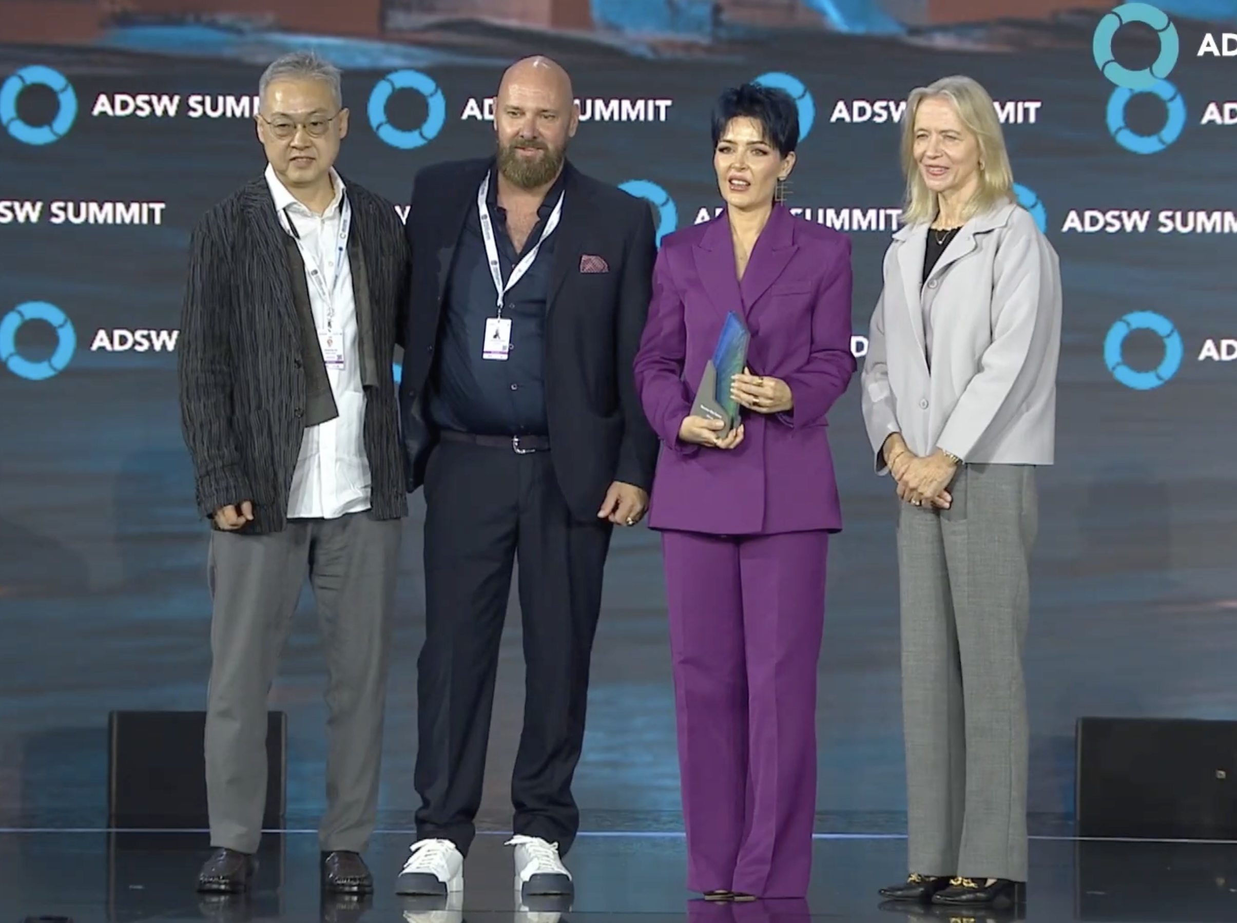 아부다비 지속가능성 주간' 디지털 아트 공모전 시상식에서 (왼쪽, 첫번째)티안 작가, 구겐하임 미술관 관장 마리에 웨스터만(오른쪽, 네번째)