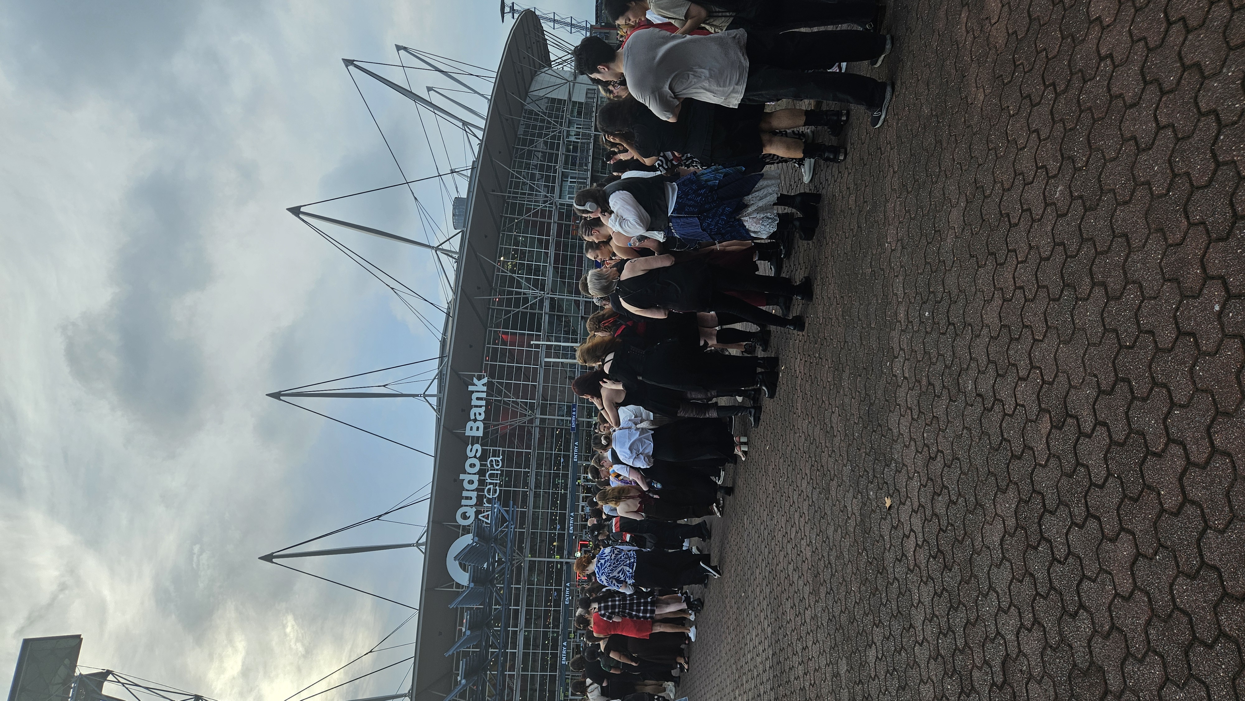 공연을 보고자 일찍부터 줄을 섰다는 에이티즈 팬들 