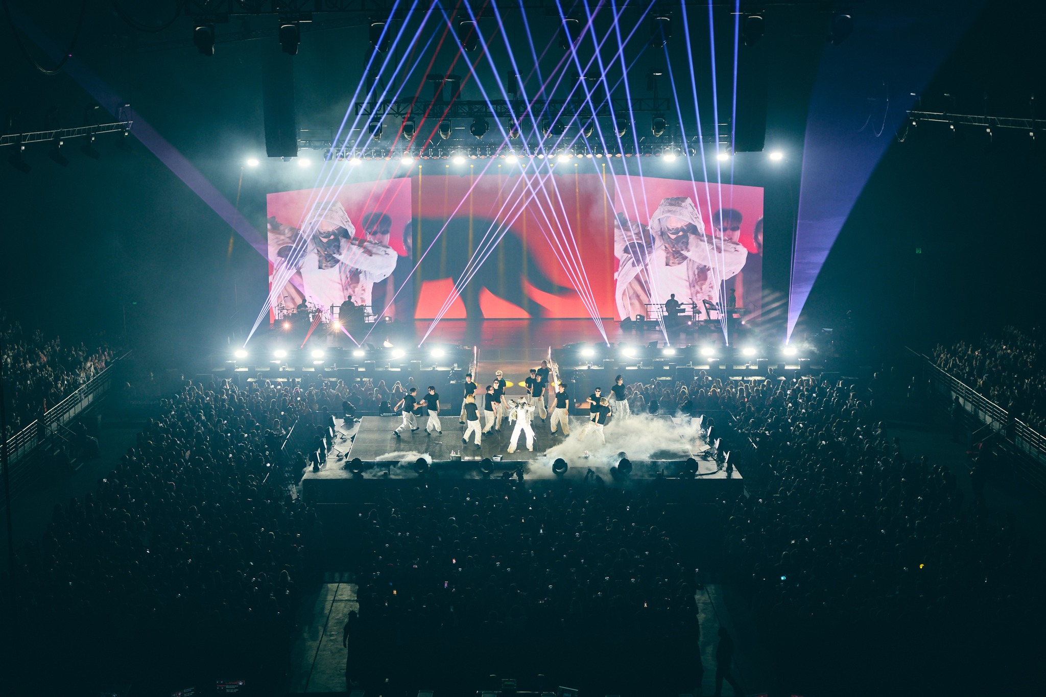 그룹 에이티즈의 뜨거운 공연 현장