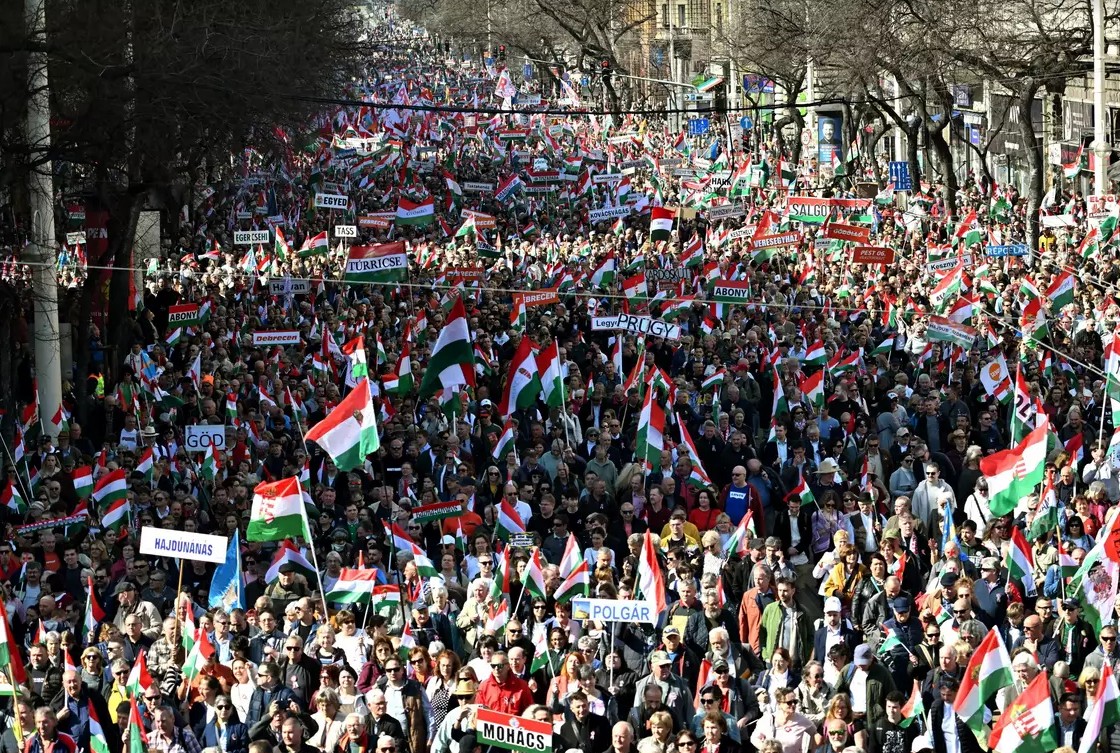 3월 15일 국경일 맞아 부다페스트 시내 가득 메운 ‘평화 행진(Békemenet)’ 인파