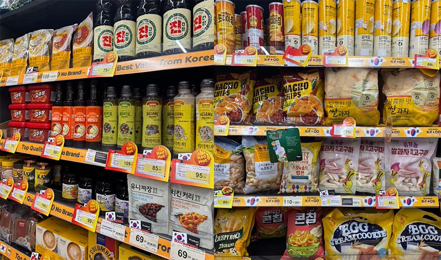 방콕 탑스 슈퍼마켓에 진열된 노브랜드 상품의 모습